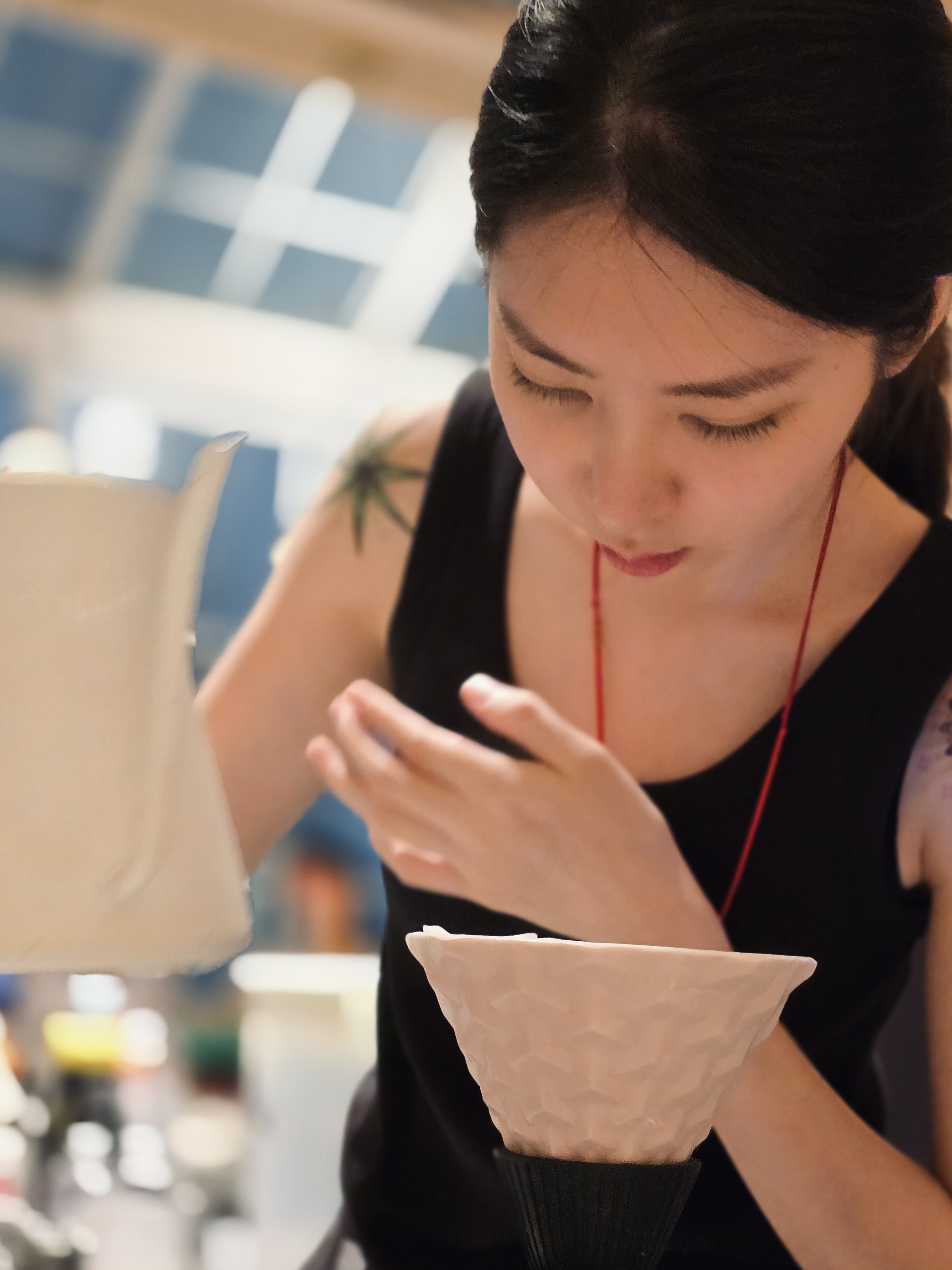 咖啡顾问林庆玲正在进行咖啡闻香